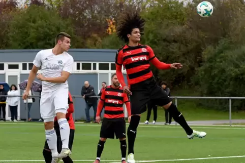 Der Co-Spielertrainer des FKP-Verbandsligateams, Christopher Ludy (in Weiß), mit dem Brasilianer Jerfeson Lima Barboza vom TuS R