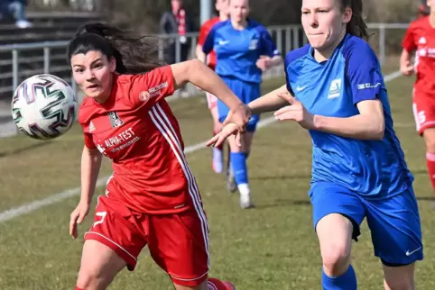 Büsra Kuru (links, gegen die Mainzerin Inga Joest) wird den 1. FFC Niederkirchen in Richtung Sand verlassen.