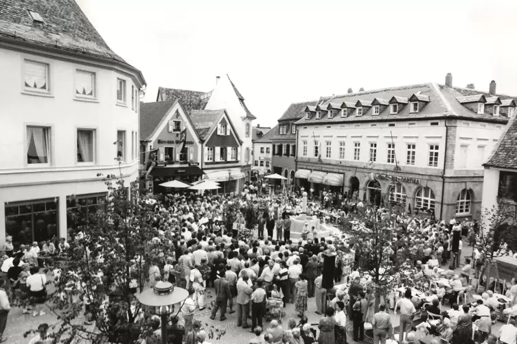 Der Römerplatz bei der Einweihung im Mai 1992. 