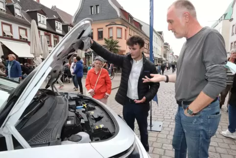Technik unter der Haube: Tobias Neubeck zeigt Thomas Stumpf das Innenleben des VW ID.3. Technik unter der Haube: Tobias Neubeck zeigt Thomas Stumpf das Innenleben des VW ID.3.