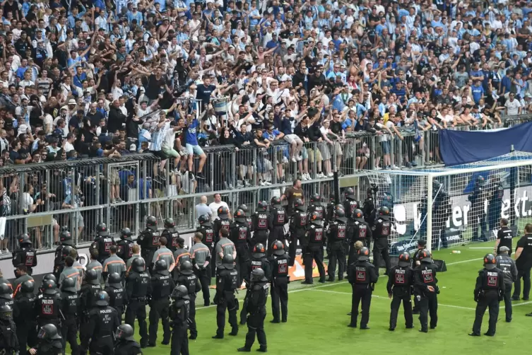 2017: Beim Spiel 1860 M&uuml;nchen gegen Jahn Regensburg ist die Polizei schwerst gefordert. 