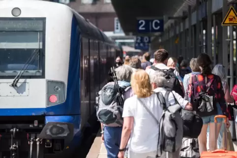 An Pfingsten könnte es auf deutschen Bahnhöfen zu Chaos kommen, warnt die Eisenbahngewerkschaft EVG.