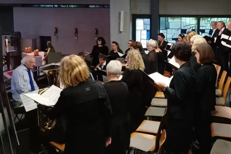 2022 in St. Otto in Speyer: Leo Kraemer dirigiert das PalatinaKlassik-Vokalensemble und -Brassensemble bei Stücken, die es auch 