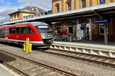 Wer morgens in Zweibrücken in den Zug steigt, kommt für neun Euro bis Hamburg, München oder Berlin. 