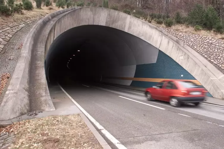 Einzelne Röhren des Hörnchenbergtunnels sind am Dienstag und Mittwoch wegen Wartungsarbeiten nicht zu befahren. 