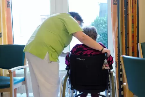 Mitarbeiterinnen und Mitarbeiter in Pflegeheimen gehören zu jenen Beschäftigten, für die seit Mitte März die einrichtungsbezogen Mitarbeiterinnen und Mitarbeiter in Pflegeheimen gehören zu jenen Beschäftigten, für die seit Mitte März die einrichtungsbezogen
