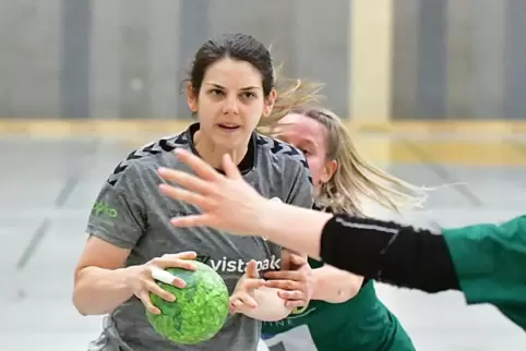 Scheitert am Samstag mit ihrem letzten Wurf im SV-Trikot: Marie-Luise Kiefer (mit Ball).