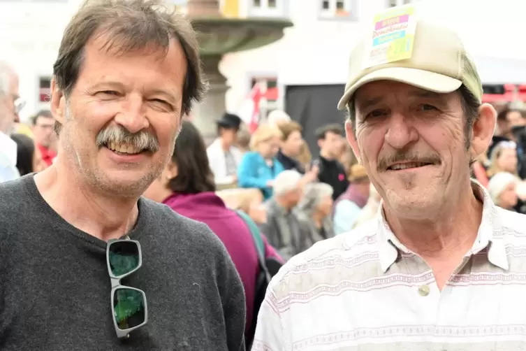 Laurent Leroi (rechts) hat vor 36 Jahren bei Rolf Schlichers (links) Hochzeit auf dem Schloss Akkordeon gespielt. 