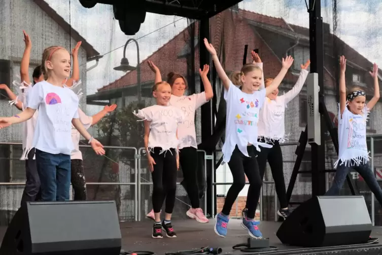  Aufführung der Kindertanzgruppe von ATSV-Trainerin Steffi Nagel auf der Bühne am Festplatz.