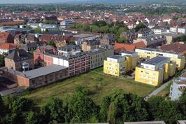 Auf diesem Grundstück an der Haardtstraße in Landau baut das städtische Gebäudemanagement rund 40 Wohnungen, die meisten davon f