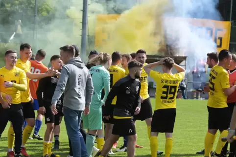 Kurz nach dem Abpfiff in Weselberg feiern Spieler und Anhang den Aufstieg in die Landesliga. 