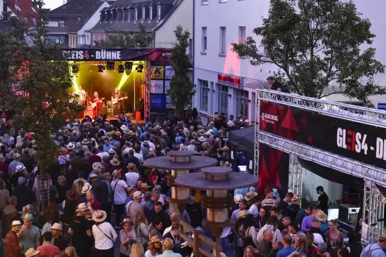 Dicht an dicht: Blick auf die Gleis-4-Meile in der August-Bebel-Stra&szlig;e am Freitagabend.