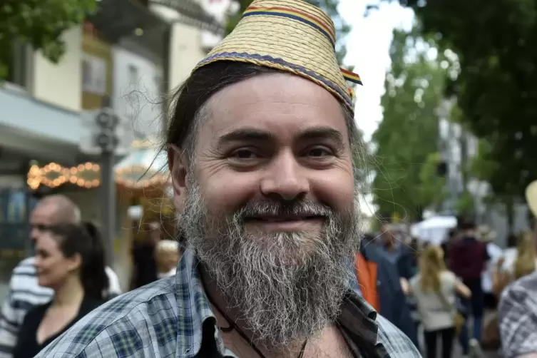 Siminel Stiorobelea mit einem traditionellen Strohhut aus Rum&auml;nien.