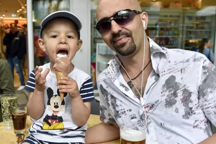 Bierchen f&uuml;r Papa, Eis f&uuml;r den Sohnemann: Kaan Gecer mit Ege.