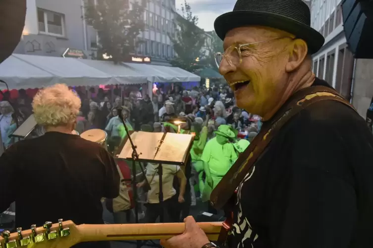 Tradition beim Strohhutfest: der Auftritt der Guitar Tigers auf der TiF-B&uuml;hne in der Bahnhofstra&szlig;e.