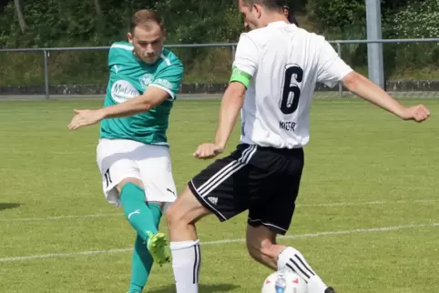 Knapp daneben: Marco Nickolaus (links) hat das 4:0 für Rimschweilers auf dem Fuß, als er Hornbachs Spielführer Marcel Neufang tu