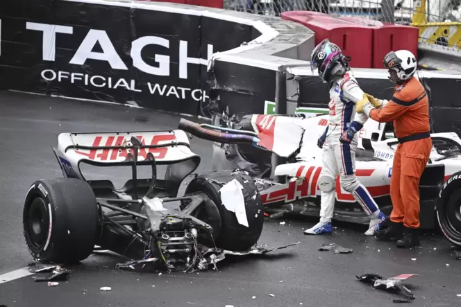 Blick zurück: Mick Schumacher (links) verlässt seinen Rennwagen nach dem Unfall.