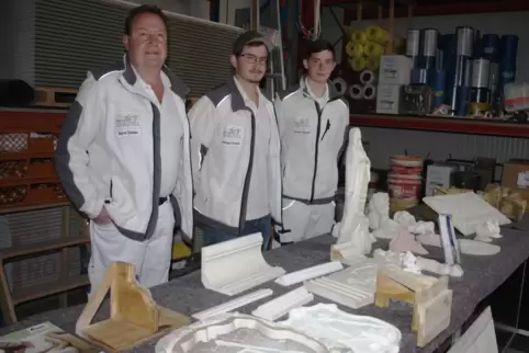  Von Anfang dabei beim Handwerkstag: Gipser- und Stuckateurmeister Bernd Christill mit seinen Söhnen Philipp und Valentin (von l