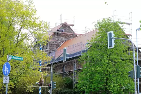 Das hier noch abgebildete Gerüst ist inzwischen abgebaut. Doch damit ist die Sanierung der Kirche noch immer nicht abgeschlossen