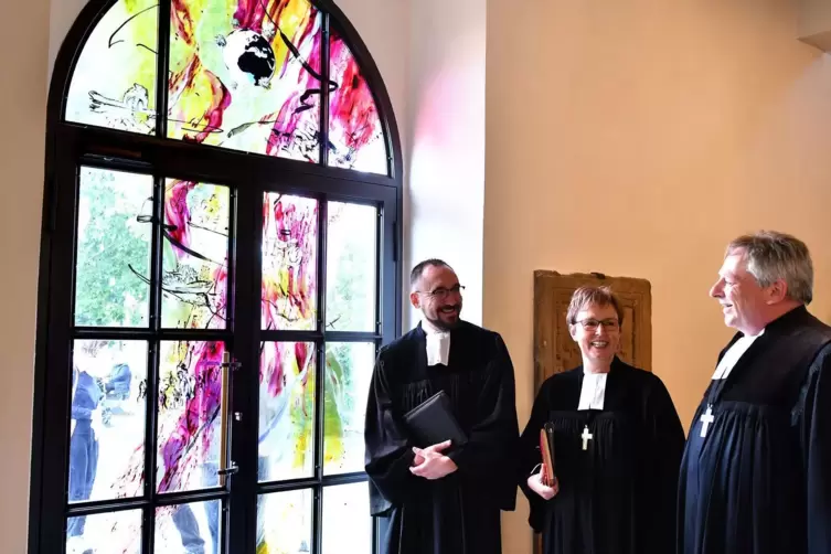 Begutachten das neue Kirchenportal (von links): Pfarrer Simon Martin Krug, Oberkirchenrätin Marianne Wagner und Dekan Stefan Kun