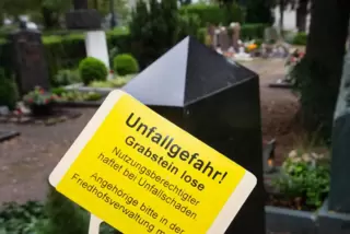 Wackelt ein Grabstein und fällt um, kann das böse Folgen haben. 
