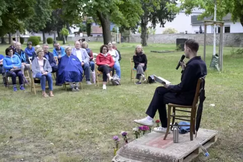 Stefan Hornbach bei der Lesung aus seinem Roman auf dem Alten Friedhof in Mutterstadt. 