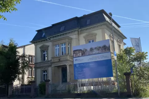 Auf dem Schild vor der Koppschen Villa ist noch die frühere RV Bank Rhein-Haardt als Bauherrin ausgewiesen.