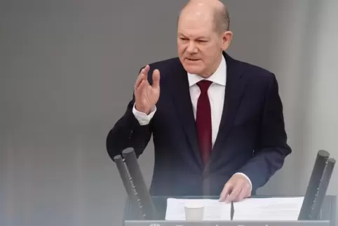 Bundeskanzler Olaf Scholz (SPD) stellt Ende Februar in einer Sondersitzung des Bundestages die Idee des Sondervermögens vor. 