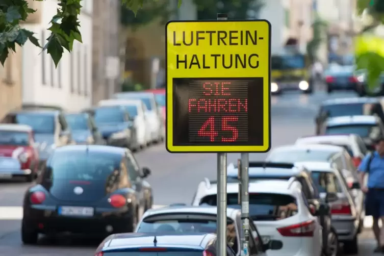 In vielen deutschen Städten muss das Tempo reduziert werden, denn so sinkt auch der Schadstoffausstoß. 