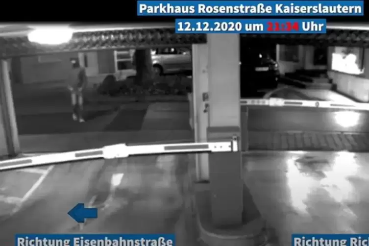 Eine Aufnahme der Überwachungskamera des Parkhauses in der Rosenstraße (12. Dezember 2020, 21.34 Uhr): Die Polizei sucht diesen 