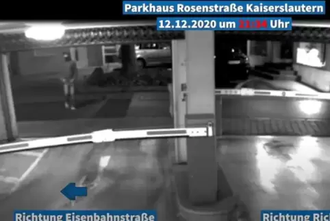 Eine Aufnahme der Überwachungskamera des Parkhauses in der Rosenstraße (12. Dezember 2020, 21.34 Uhr): Die Polizei sucht diesen 