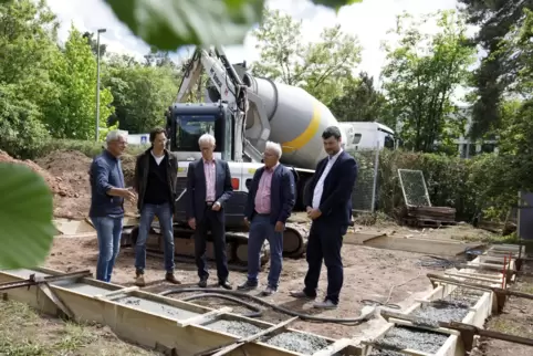 Gunther Pfaff von der Maguna Stiftung, Thorsten Stoeck, Stefan Lorenz, Helmut Schmidt und Lukas Knieriemen begutachten die Funda