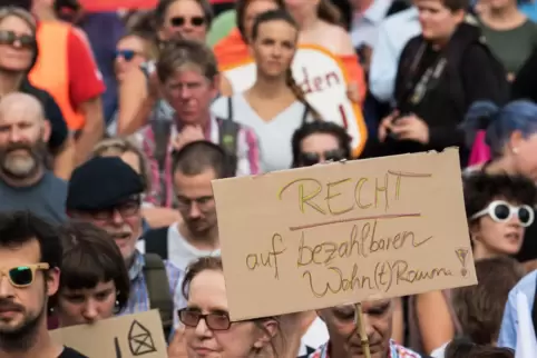 In Berlin fordern Demonstranten bezahlbare Mieten, im Rhein-Pfalz-Kreis erreicht der Bedarf nach günstigem Wohnraum fast Großsta