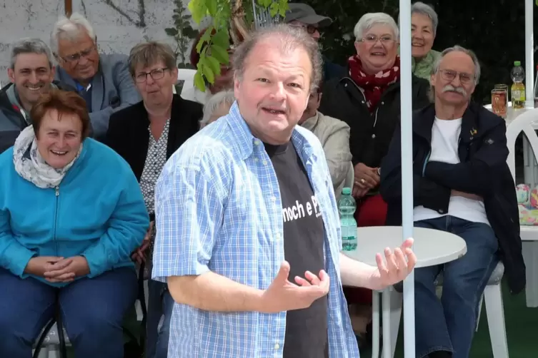 Gerd Kannegiesers Auftritt gefällt dem Publikum im Schifferstadter Schreiwer Hais’l. 