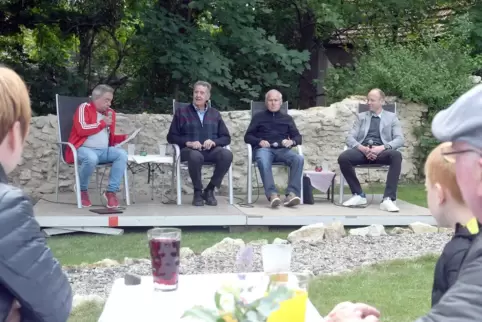 Beim Talk im Garten diskutiert Horst Konzok (links) mit Christian Gittelmann (rechts), Werner Föckler (Zweiter von rechts) und D