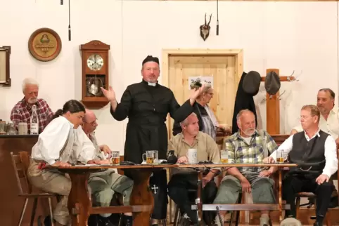 Das Wirtshaus als Dorfmittelpunkt: Hier braut sich im Otterstadter Theaterstück das Unheil zusammen.