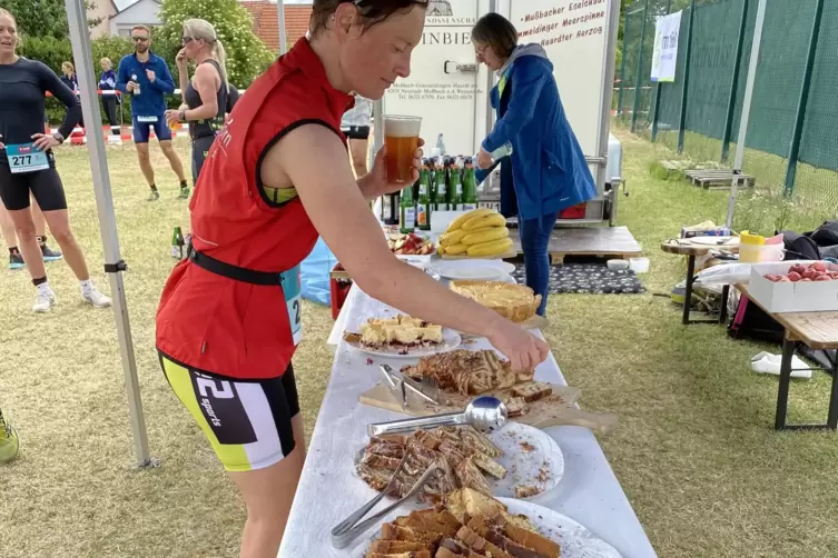 Kuchen, Obst und Getr&auml;nke gibt es f&uuml;r die Sportler im Ziel.
