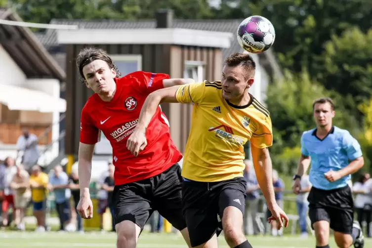 Er traf dreimal zum Saisonabschluss: Felix Bürger vom SV Morlautern (rechts). 