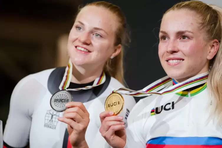 Zeigen stolz ihre WM-Medaillen von Roubaix 2021: Lea Sophie Friedrich (links) und Emma Hinze. 