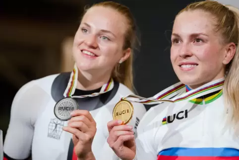 Zeigen stolz ihre WM-Medaillen von Roubaix 2021: Lea Sophie Friedrich (links) und Emma Hinze. 