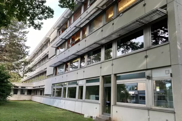 Neue Fenster für eine halbe Million Euro bekommt ein Gebäuderiegel des Hugo-Ball-Gymnasiums. 