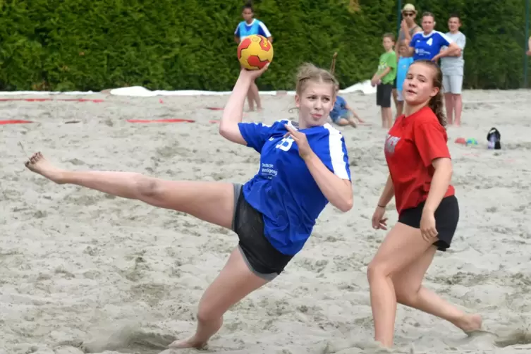 Funsport: Beachhandball in Heiligenstein.