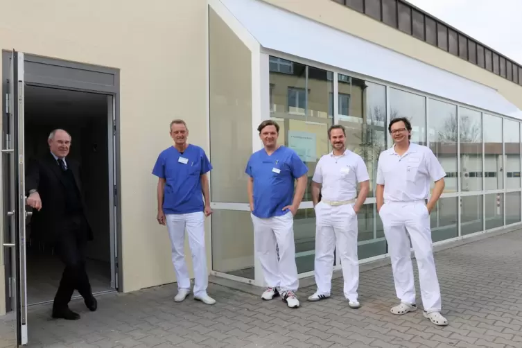 Die Ärzte Wolfgang von Bremen, Frank Ehmann, Frank Feuchtenhofer, Martin Gassauer und Stefan Walther-Berthold (von links) arbeit