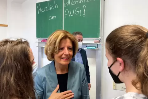 Die rheinland-pfälzische Ministerpräsidentin Malu Dreyer bei einem Besuch des Auguste-Viktoria-Gymnasiums in Trier, wo auch ukra