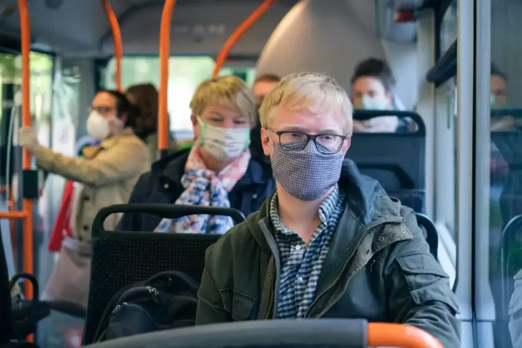 Die Maskenpflicht in Bussen und Bahnen gilt weiterhin. Doch wer kontrolliert die Einhaltung? 