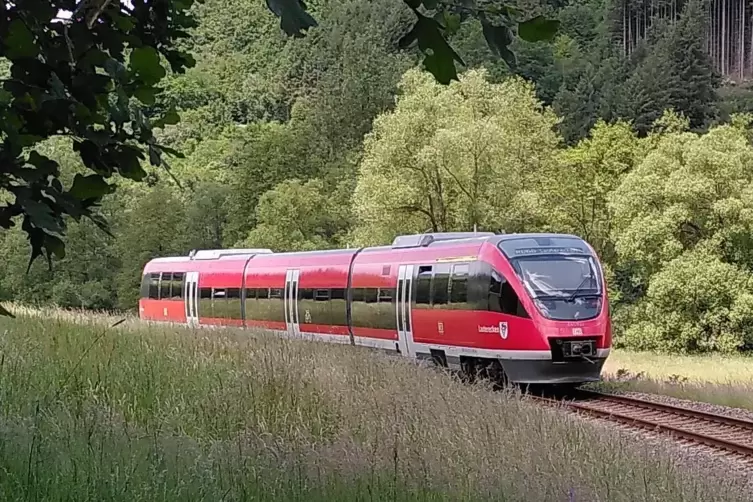 Ein Regionalzug der DB ist auf dem Weg nach Lauterecken und befindet sich gerade kurz vor dem Haltepunkt Heinzenhausen.