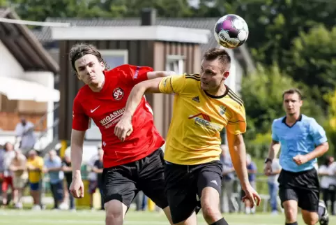 Der Goalgetter des Meisters: Felix Bürger (rechts). Hier im Duell mit Moritz Rödel vom SV Steinwenden. 