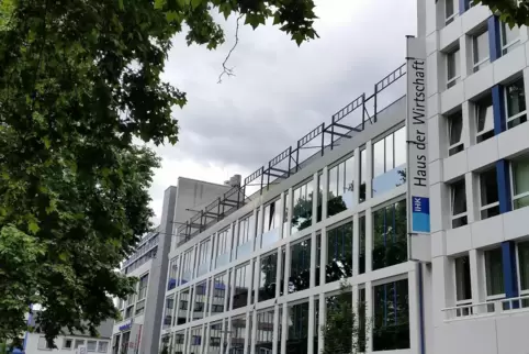 Die IHK Pfalz will ihren Hauptsitz abreißen und durch einen Neubau an gleicher Stelle ersetzen. 
