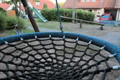 Die Spielgeräte im Baugebiet „In den Schelmenäckern“ stehen zu nah beieinander.