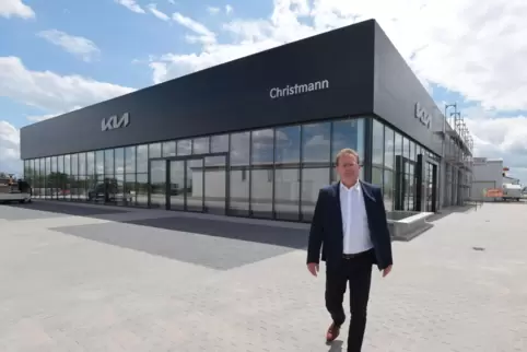 Geschäftsführer Markus Stiefenhöfer vom Autohaus Christmann vor der neuen Kia-Ausstellungshalle in Grünstadt. 